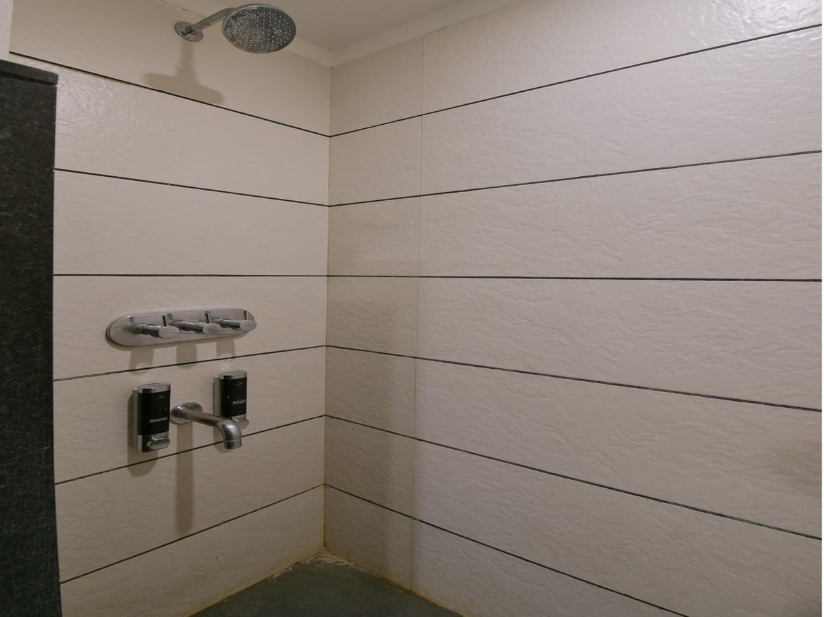 Oyo 963 Hotel Rumaya Uddzsaín Kültér fotó