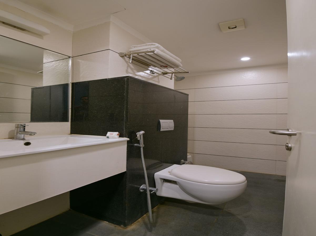 Oyo 963 Hotel Rumaya Uddzsaín Kültér fotó