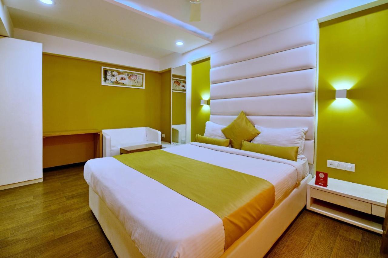 Oyo 963 Hotel Rumaya Uddzsaín Kültér fotó