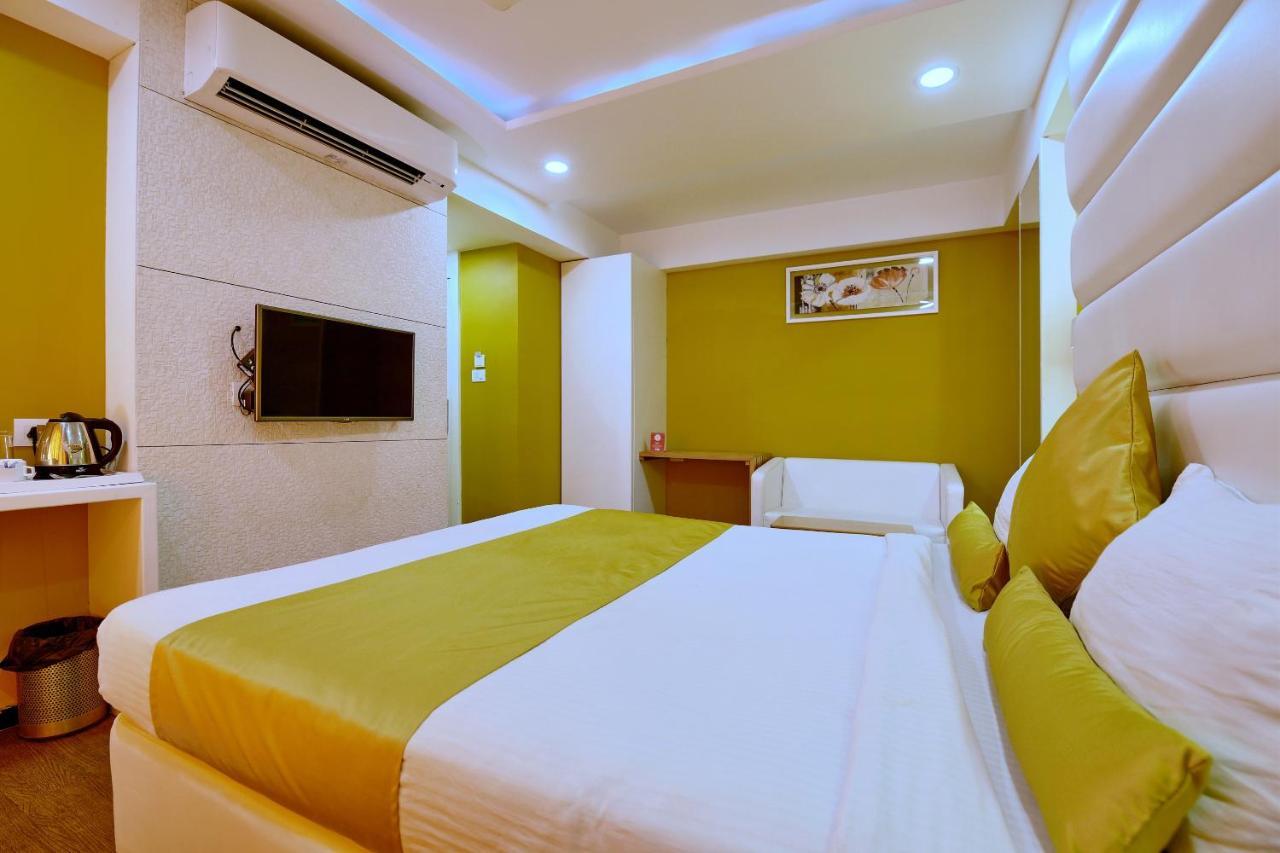 Oyo 963 Hotel Rumaya Uddzsaín Kültér fotó